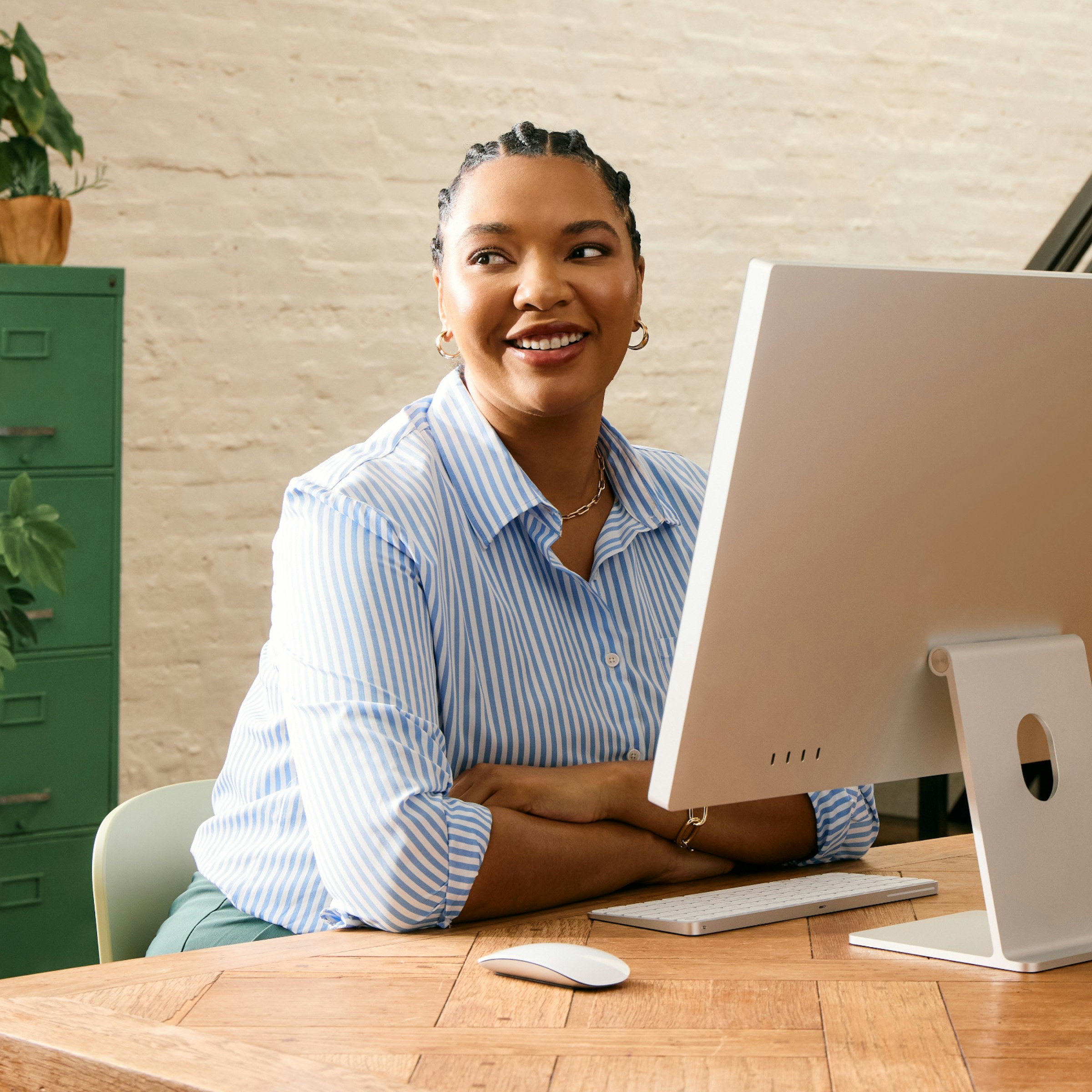 Timemy user managing contracts with ease
